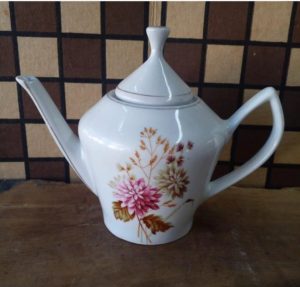 Porcelana_Brasileña Tetera Vintage de Porcelana Brasileña con Ramo Floral