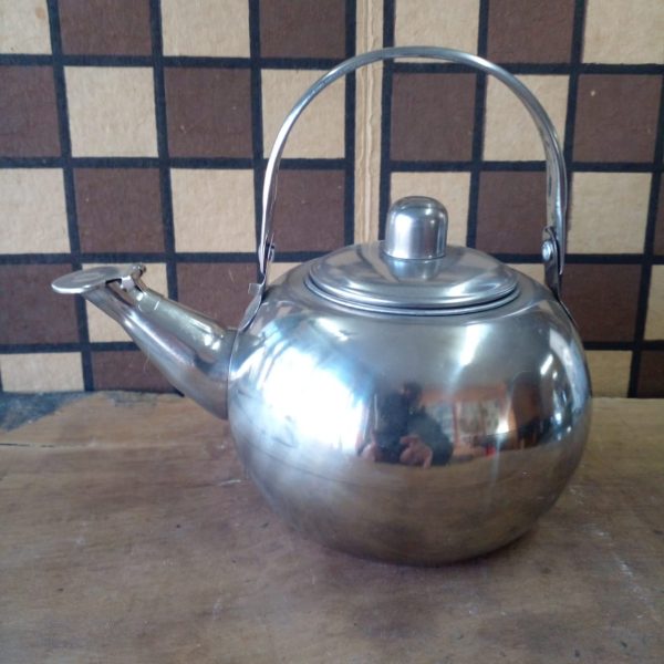 Tetera Clásica de Acero Inoxidable con Asa Plegable y Tapa Anti-goteo