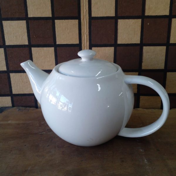 Tetera de Loza Blanca de Diseño Moderno y Minimalista