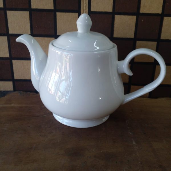 Tetera de Porcelana Blanca Clásica con Diseño Curvo Elegante