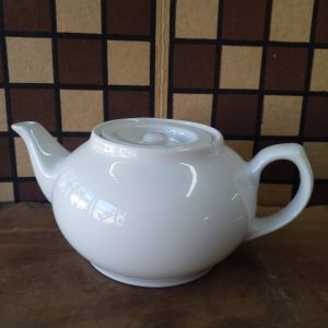 Tetera Clásica de Loza Blanca