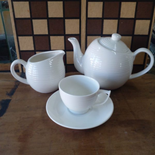 WhatsApp Image 2025-07-11 at 10.38.44 Juego de té/café blanco acanalado