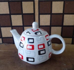 Tetera Moderna con Patrón Geométrico de Cuadros