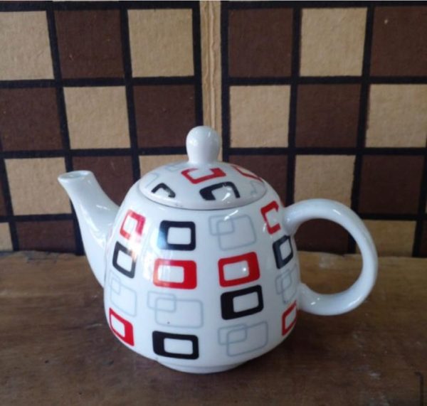tetera_decorativa Tetera Moderna con Patrón Geométrico de Cuadros